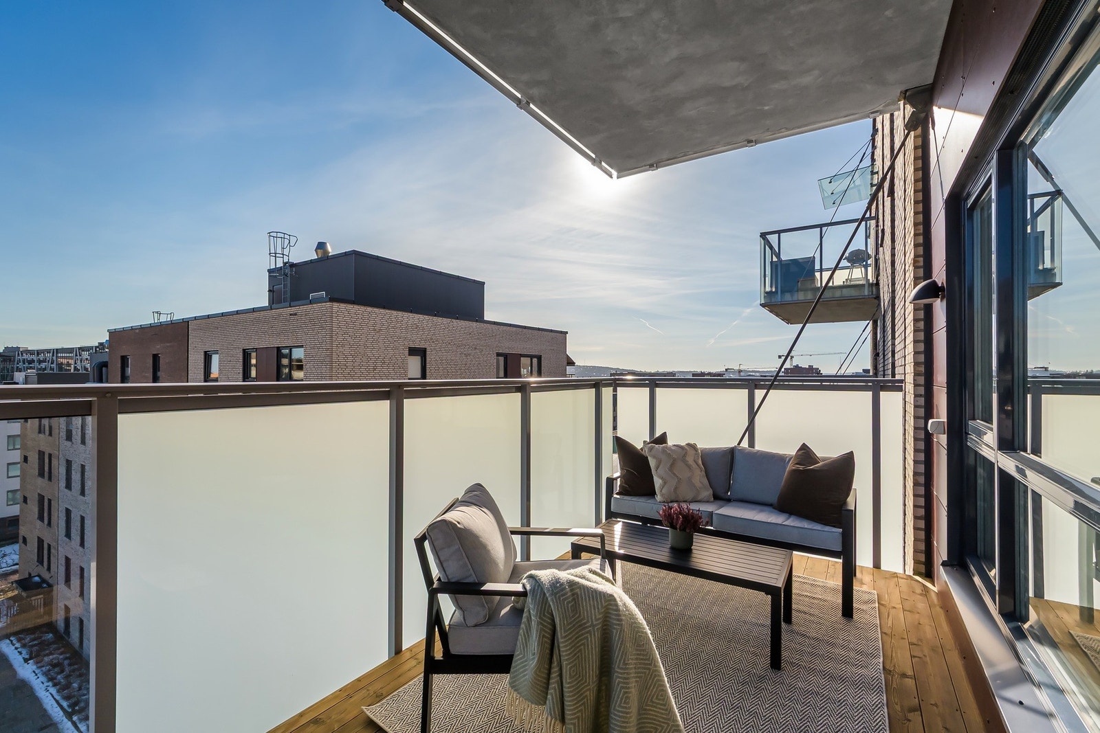 Balkongen fungerer perfekt som en forlengelse av stuen i sommerhalvåret og har god plass til sittegruppe, grill og planter. Galleribilde