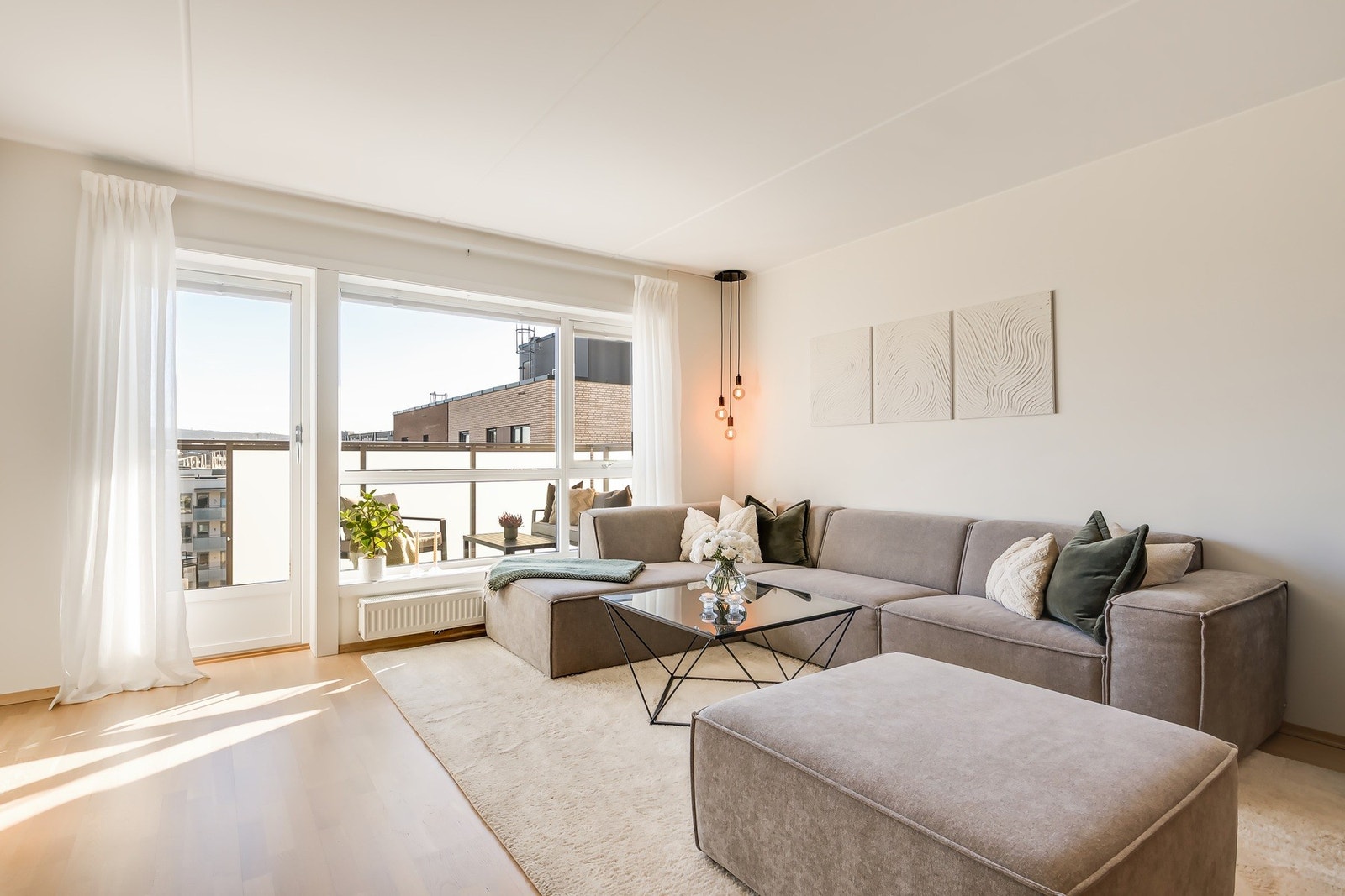 Leiligheten har en gjennomtenkt og romslig planløsning med gode møbleringsmuligheter, store vindusflater og utgang til balkong som gir rikelig med naturlig lys og en luftig atmosfære. Galleribilde