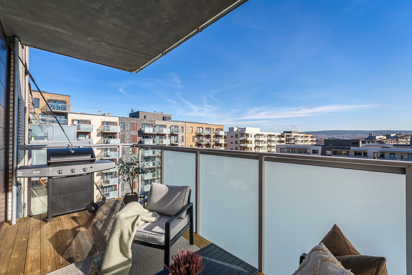 Fra stuen er det utgang til en sydøstvendt balkong på hele 10 kvm, vendt mot det rolige indre gårdsrommet. Galleribilde