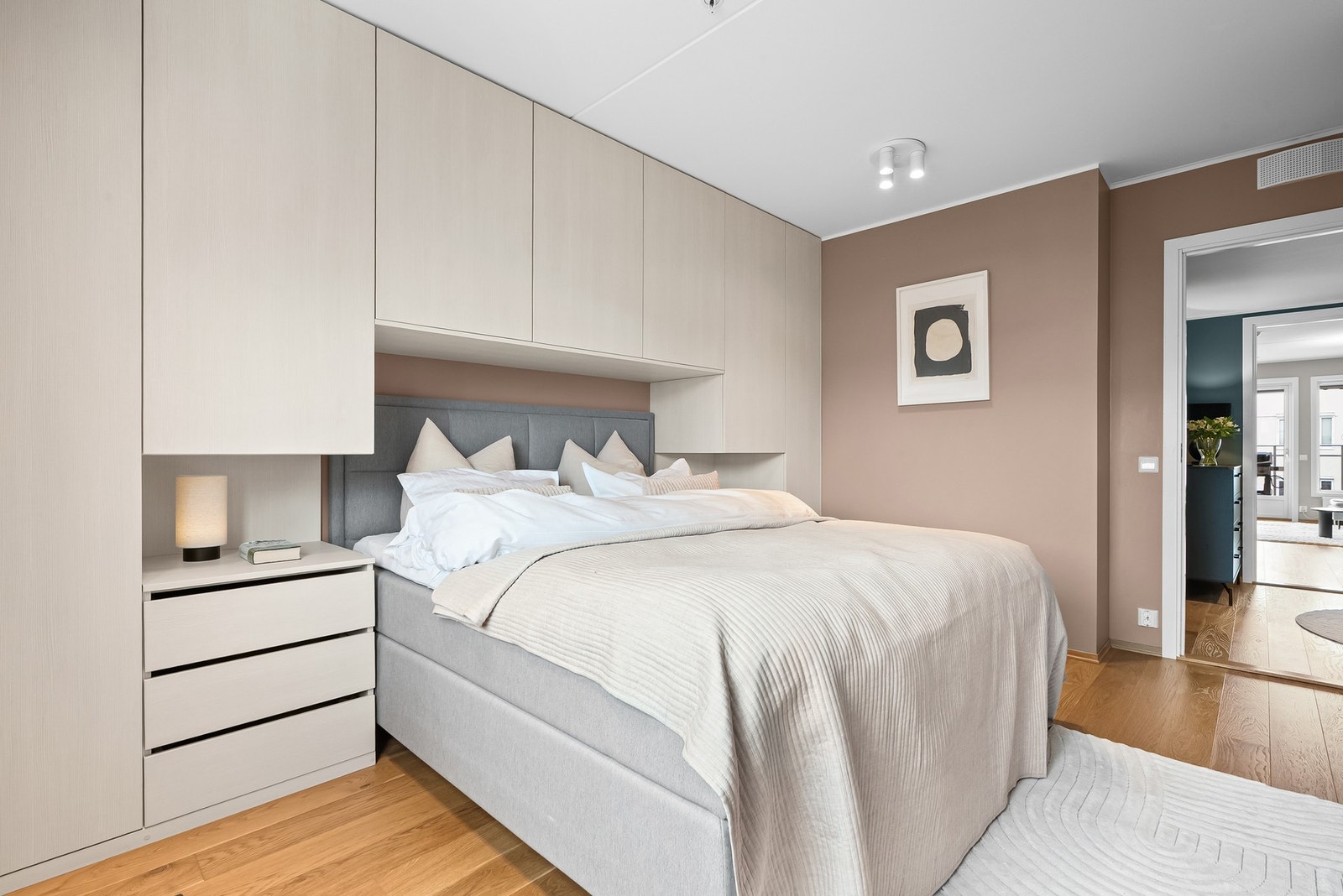 Stort og fin rom med moderne fargevalg Galleribilde