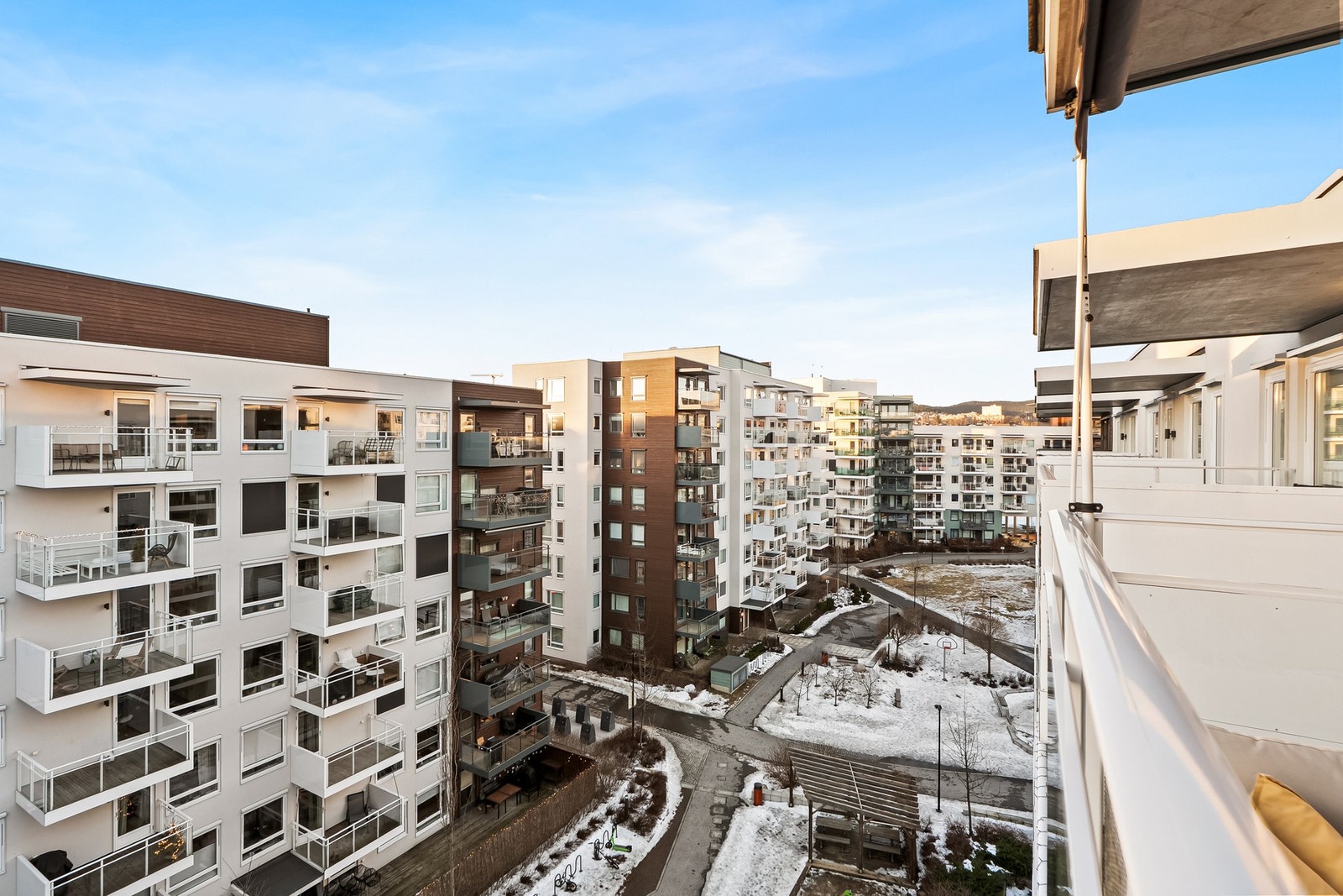 Utsikt mot fellesarealene som er kjempefine og frodige på sommerstid Galleribilde