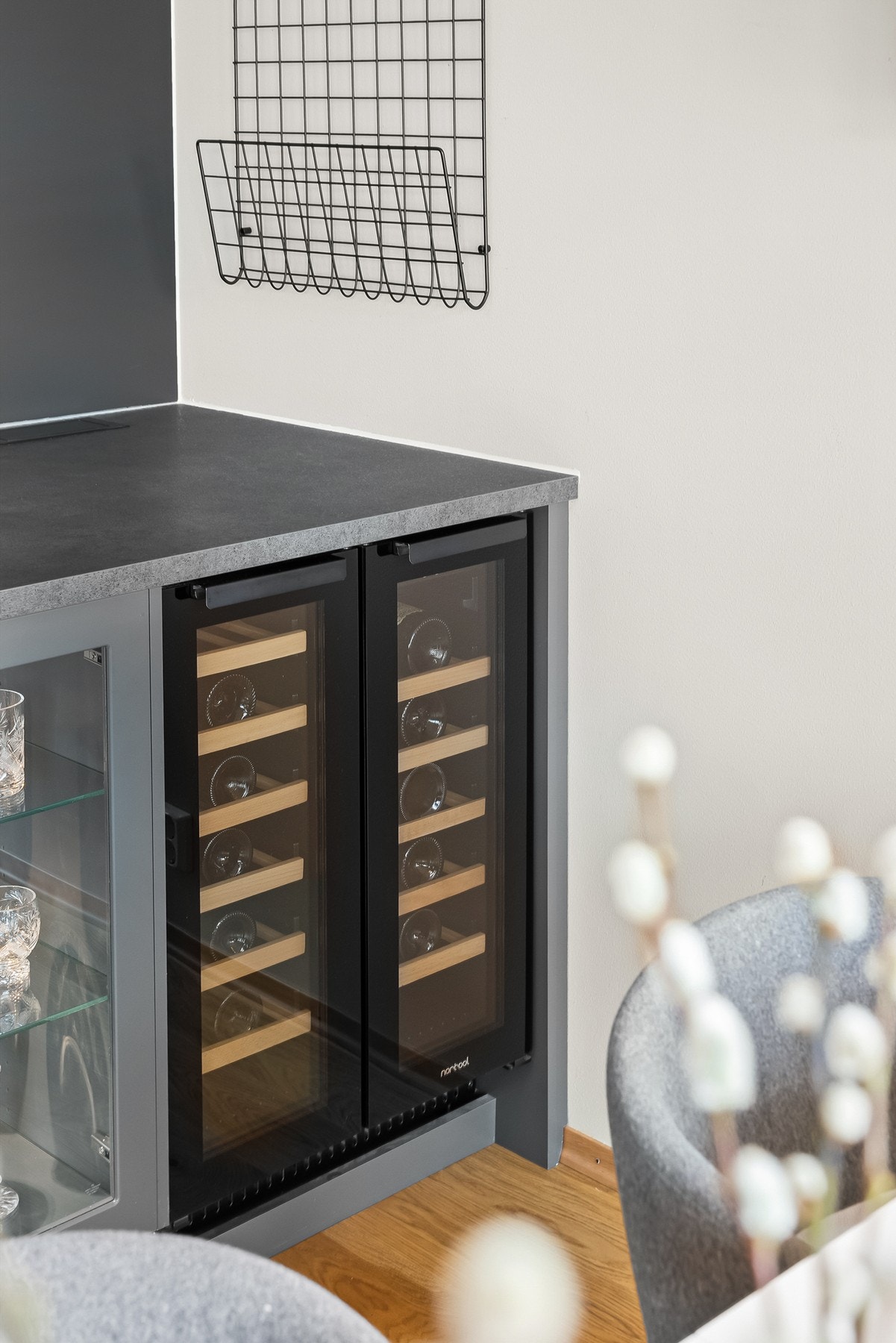 Dobbelt vinskap medfølger. Det er også USB og stikkontakt integrert i benkeplaten Galleribilde