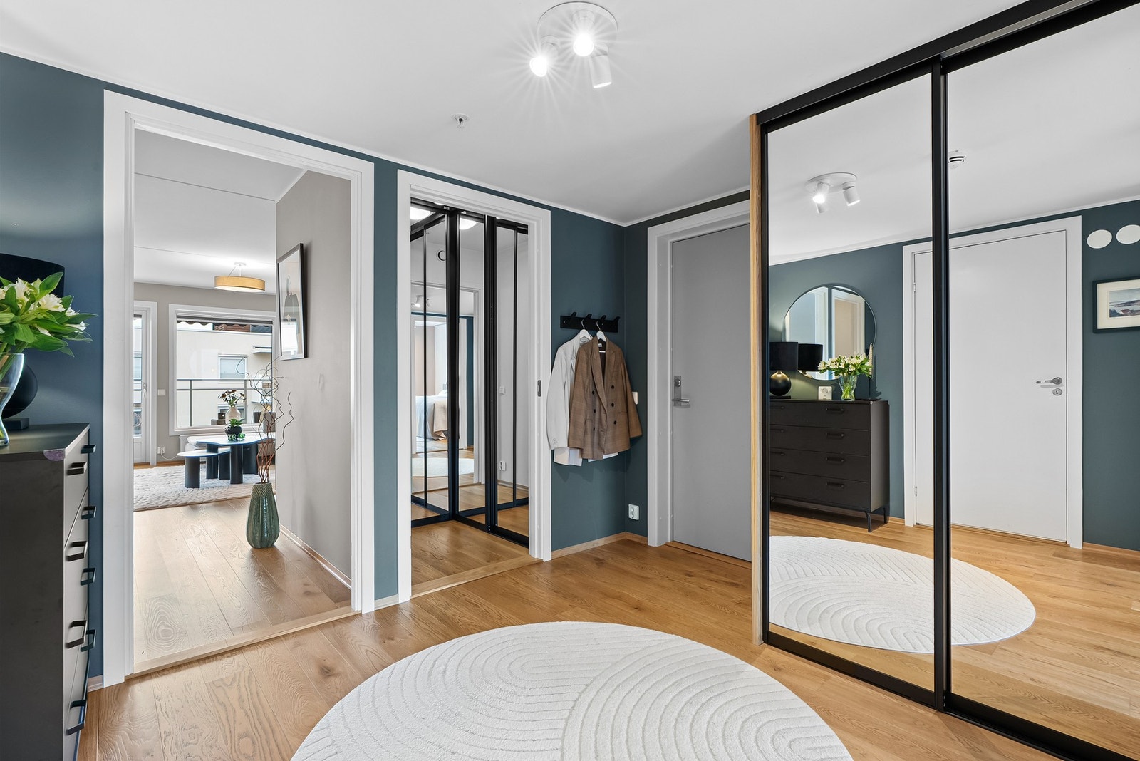 Flott entré med direkte tilkomst til walk-in-closet hvor du kan trille inn barnevognen Galleribilde