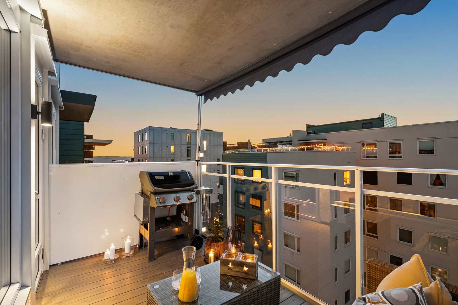 Nordvestvendt balkong på 7m² med markise og masse av dagslys og sol Galleribilde