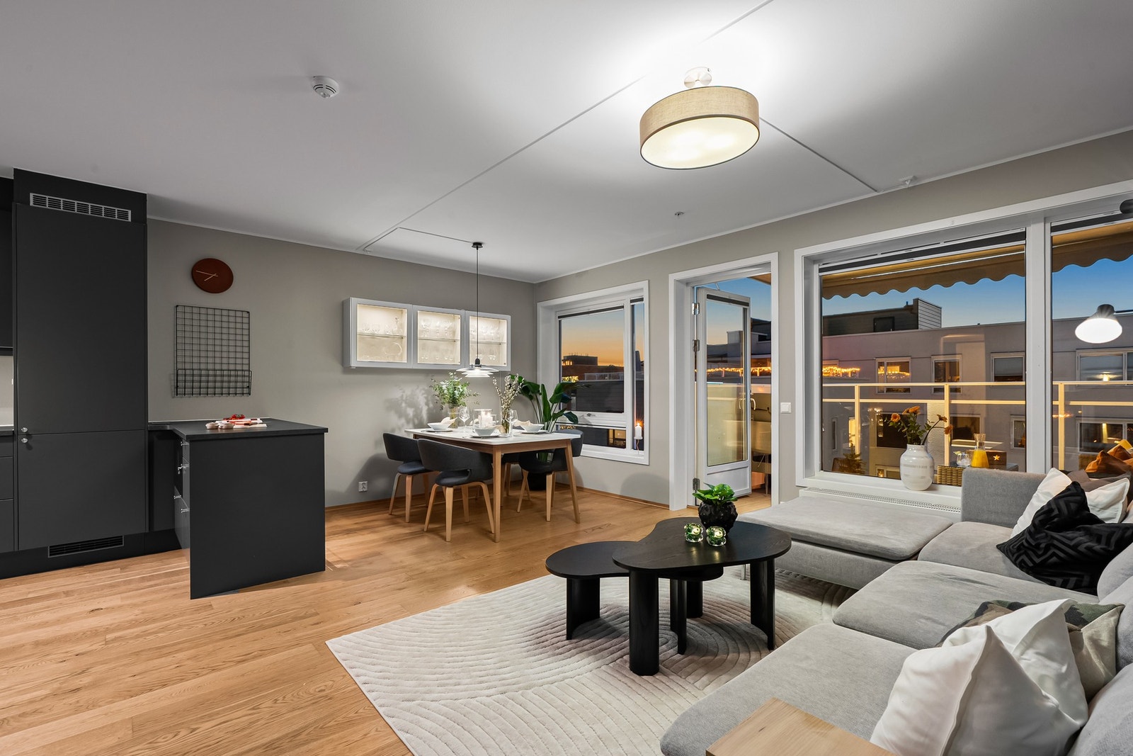 Daniel Bigom t. 45667979 v/ PrivatMegleren Atrium har gleden av å ønske velkommen til denne fantastiske 3-roms toppleiligheten i Lørenveien 56a! Galleribilde