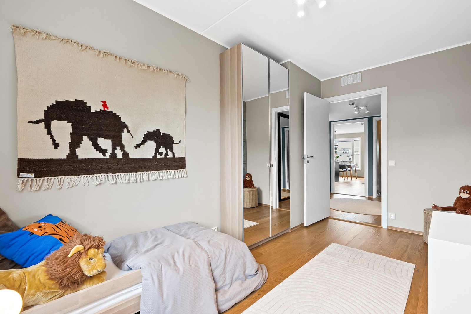 Glatte lyse veggflater og flott 1-stavs parkett. Garderobeskap medfølger Galleribilde