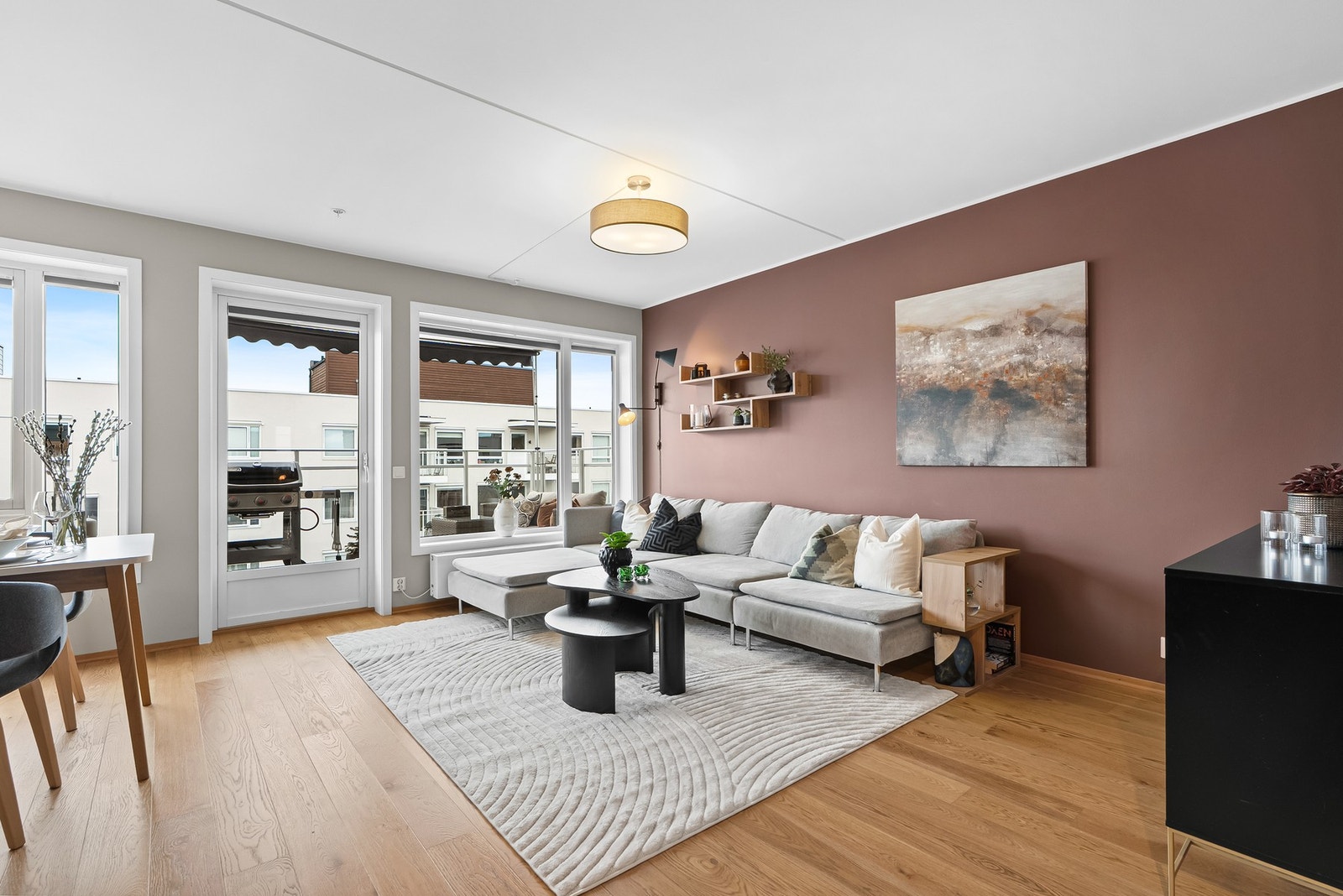 Fin plass til større hjørnesofa med tilhørende stuebord Galleribilde