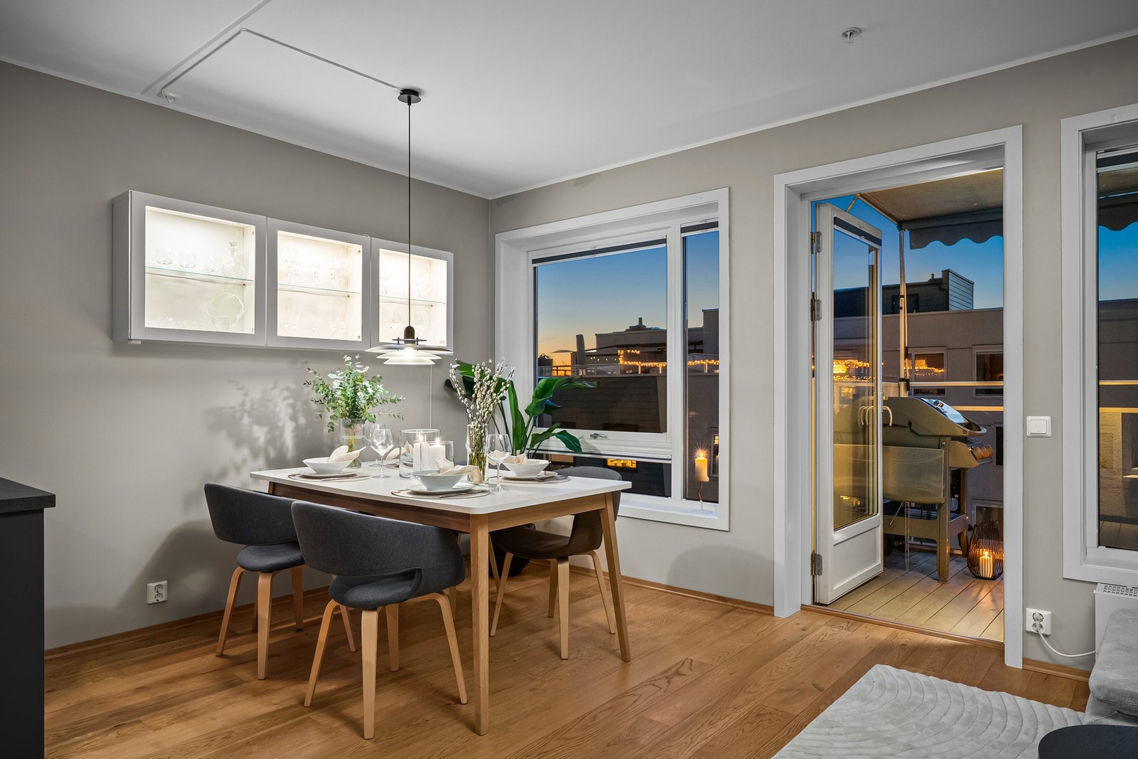 Her nyter du fine kveldshimler under middagen! Galleribilde