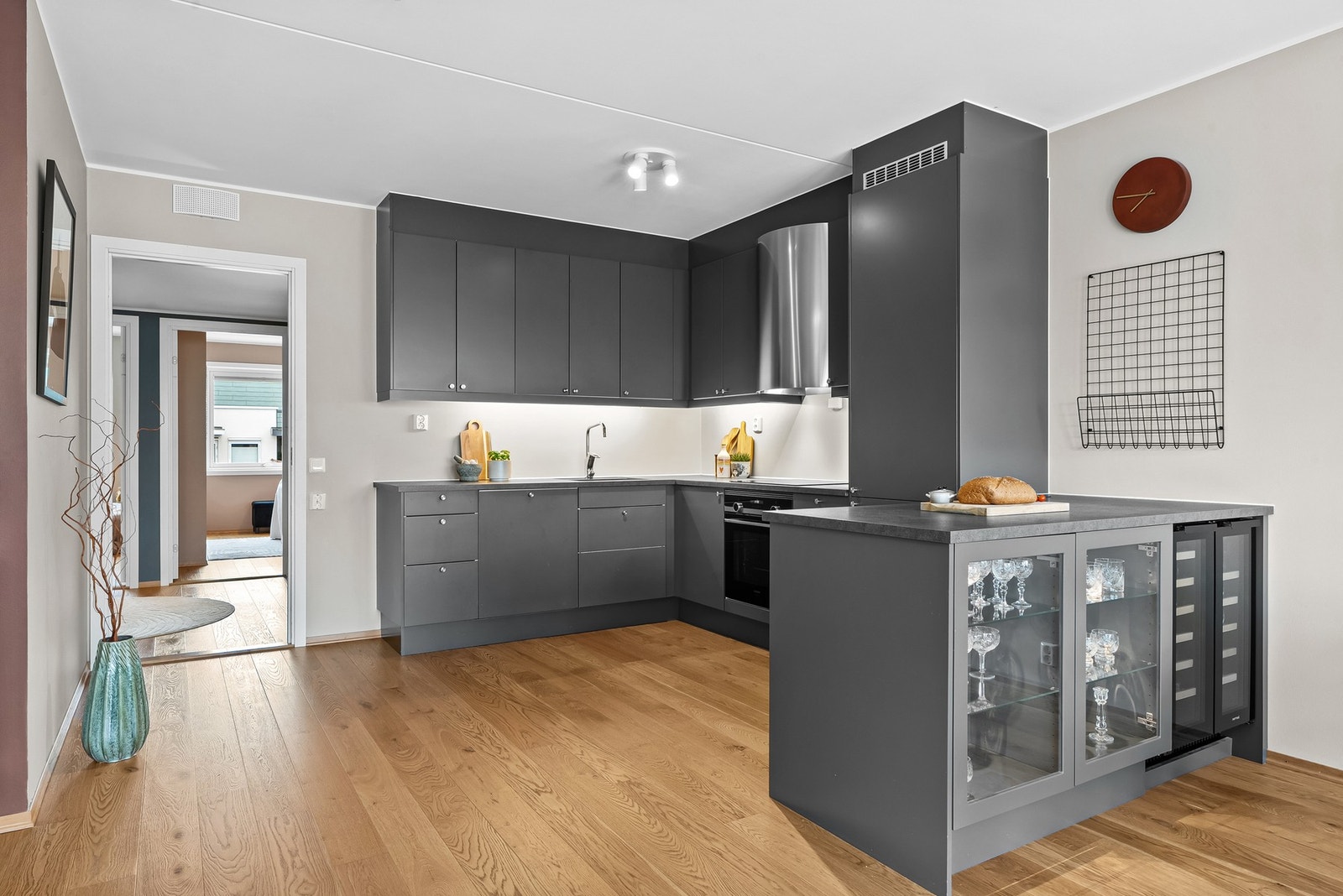 Halvøy ut i rommet gir et sosialt preg hvor du kan holde samtalene gående eller følge med på barna Galleribilde