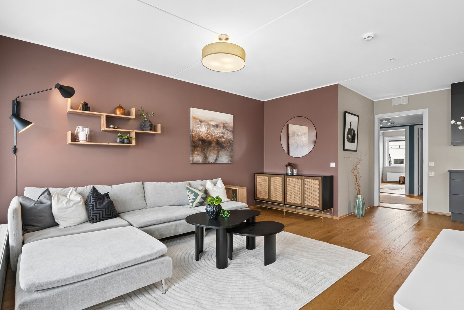 Stort sofahjørne med plass til TV på vegg i hjørnet, noe du ikke får i alle leiligheter Galleribilde