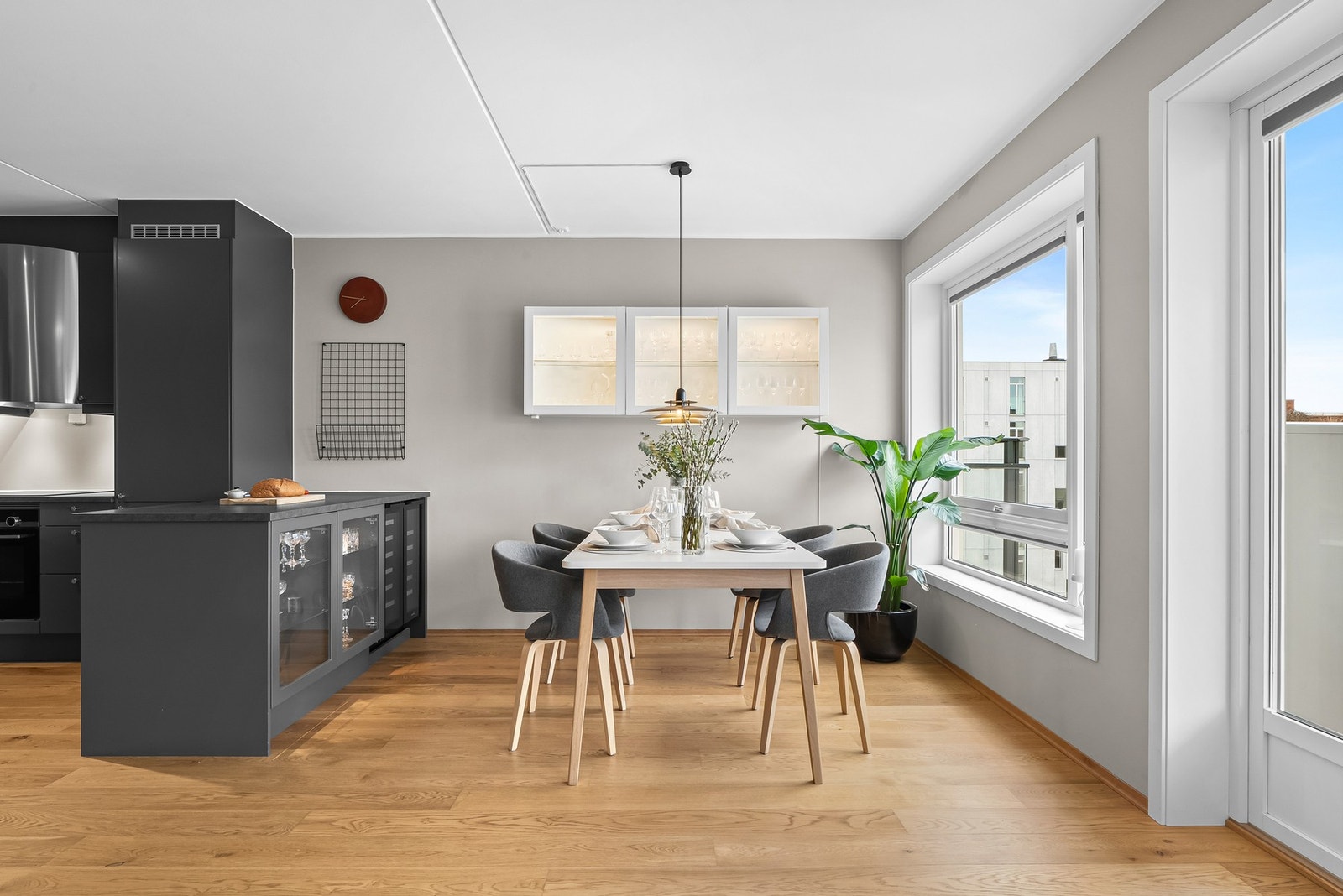 Gode og fine lysforhold i oppholdsrommet gir en herlig innvendig atmosfære Galleribilde