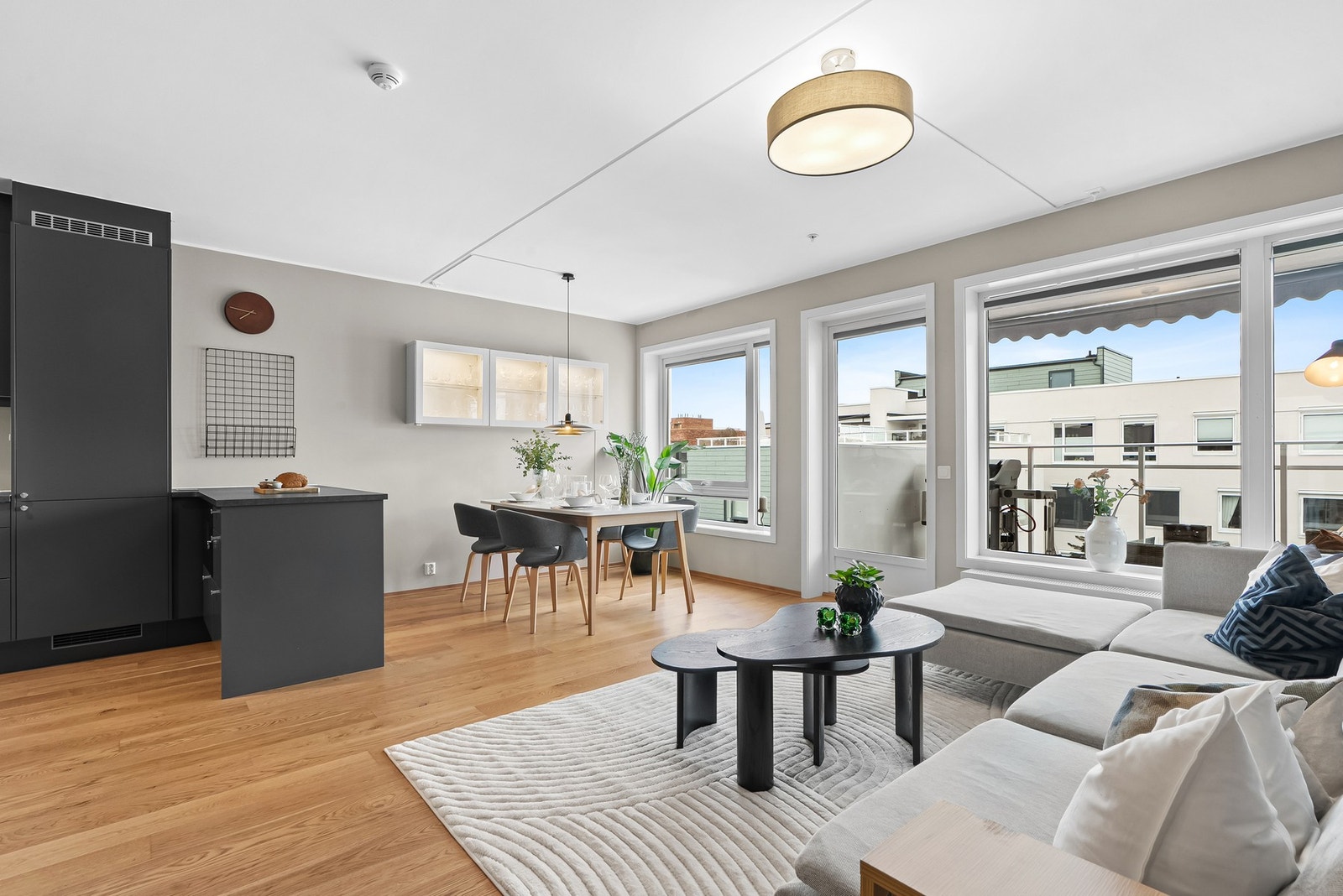 Ovenfor kjøkkenet er det fin plass til spisebord av ønsket størrelse Galleribilde