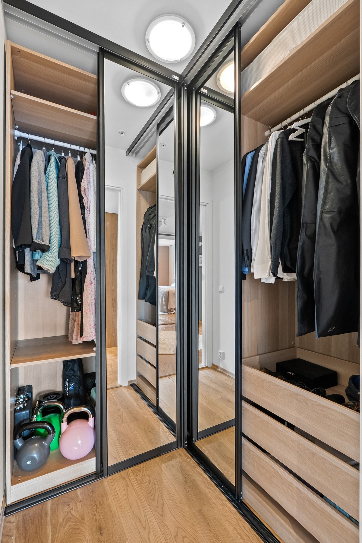 Her er det plass til tøy, sko og diverse Galleribilde