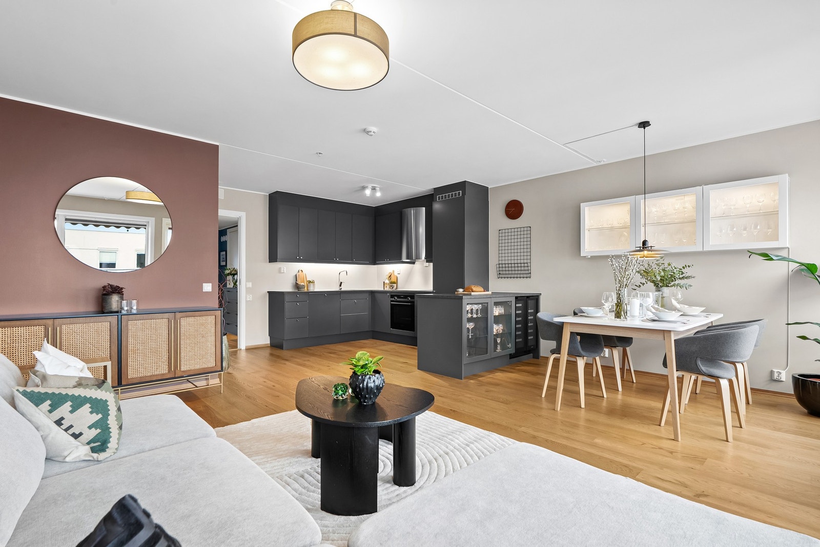 Boligens luftige utforming må trekkes frem og gir utmerket oppdeling i naturlige soner Galleribilde