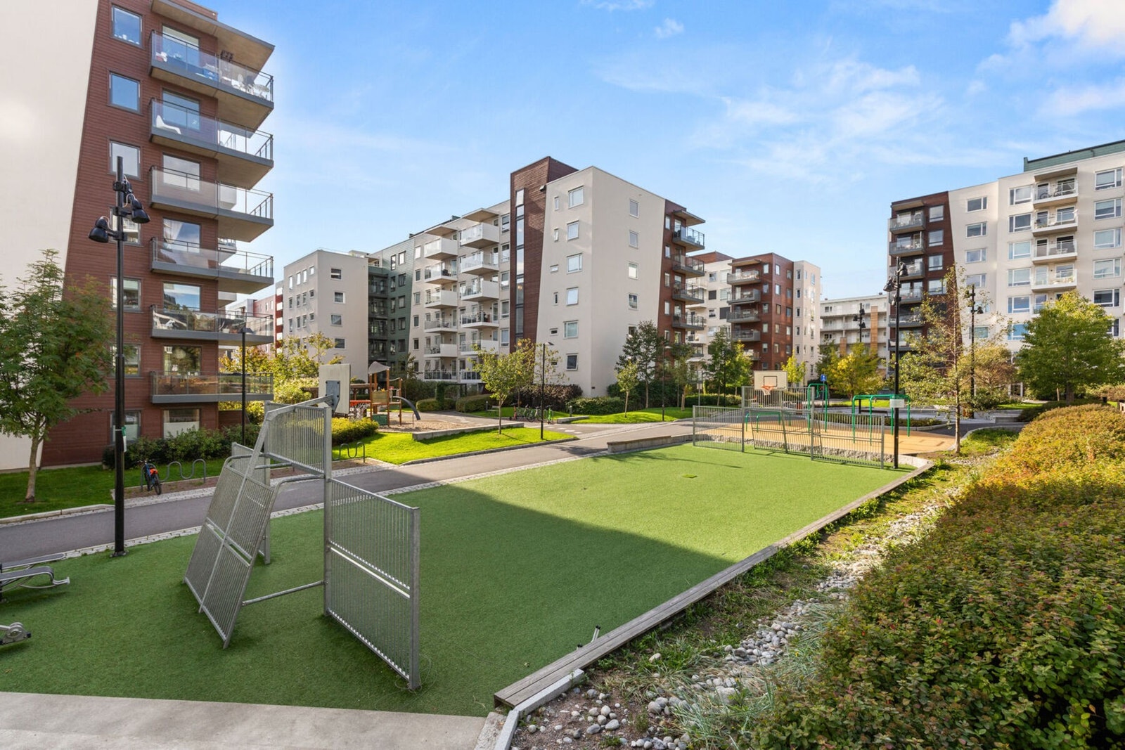 Fotballbane, basketball bane, lekeplasser og areal for lek og morro utenfor døren Galleribilde