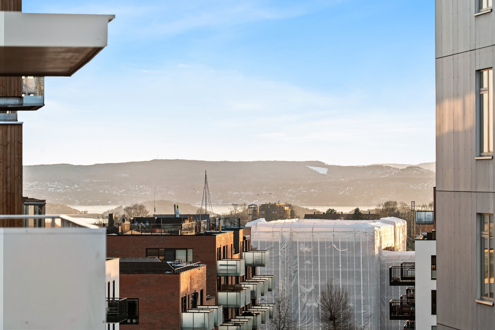 Luftig og solrikt i toppetasjen med blant annet fjordutsikt Galleribilde