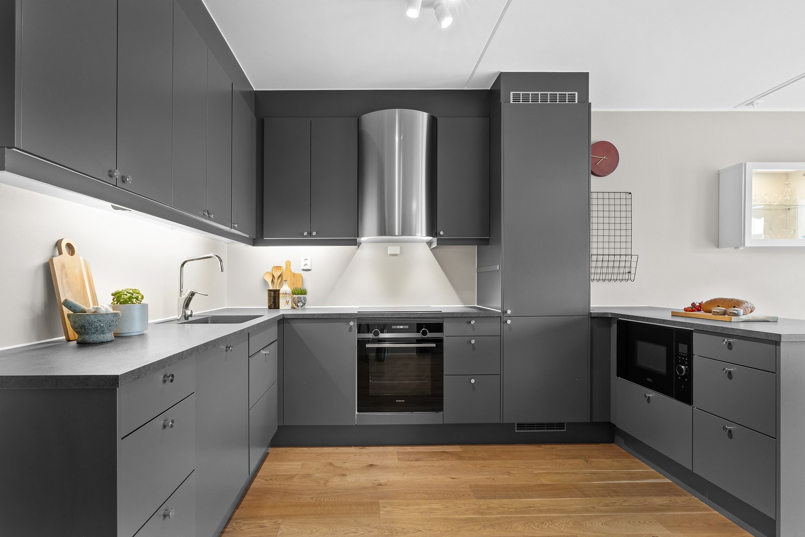 Integrerte hvitevarer som induksjonstopp, stekeovn, mikrobølgeovn, vinskap, oppvaskmaskin og kjøle-/fryseskap Galleribilde