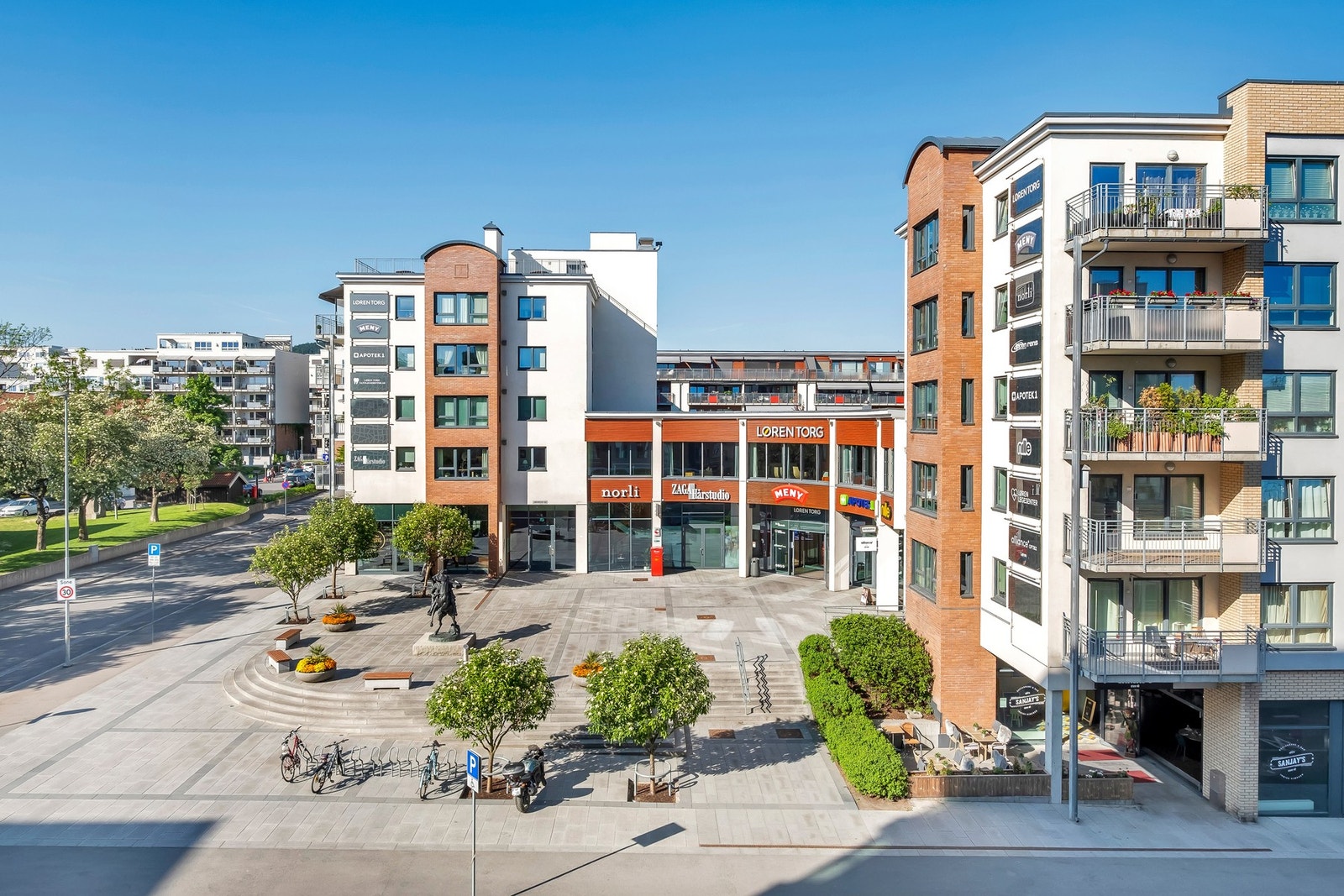 Løren torg med Meny, apotek, restauranter og mye mer. kun et par minutter unna Galleribilde