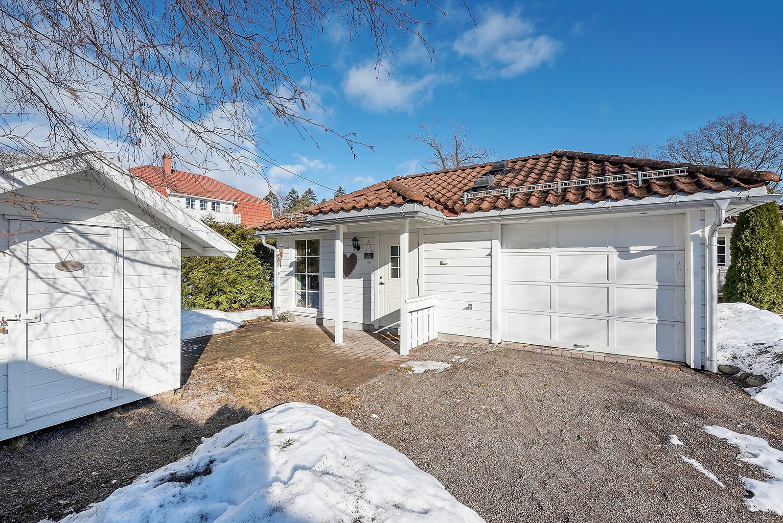 Garasjen inneholder også innredede rom Galleribilde