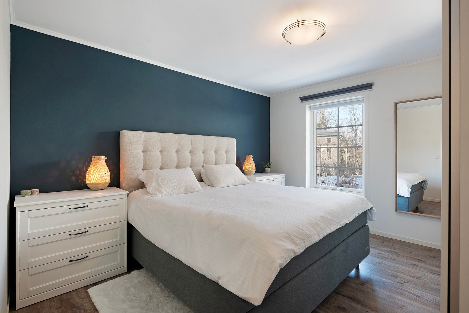 Hovedsoverommet er romslig og byr på en svært god størrelse, som gir rikelig med plass til både sengen og annen ønsket innredning Galleribilde