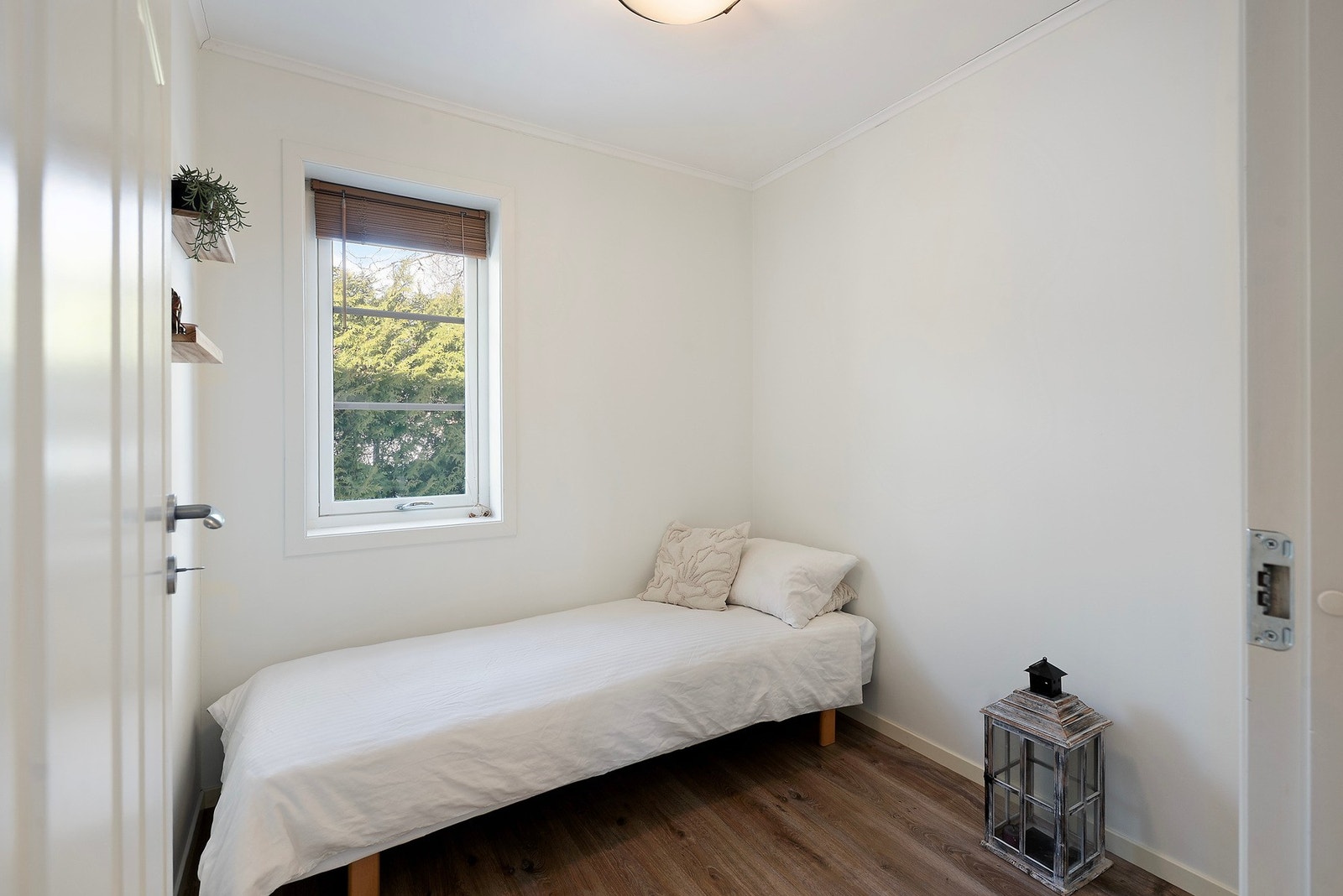 Boligen har tre soverom i ulike størrelser, noe som gir fleksible bruksmuligheter for både familie, gjester eller hjemmekontor Galleribilde