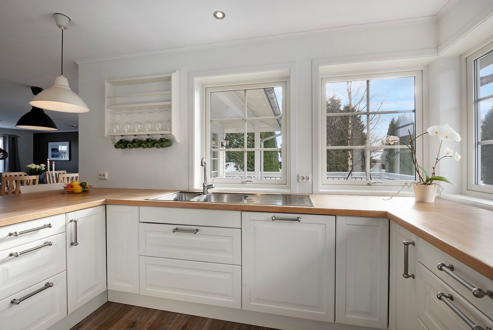 Kjøkkenet har rikelig med benkeplass og god oppbevaringsplass i skap og skuffer med profilerte fronter Galleribilde