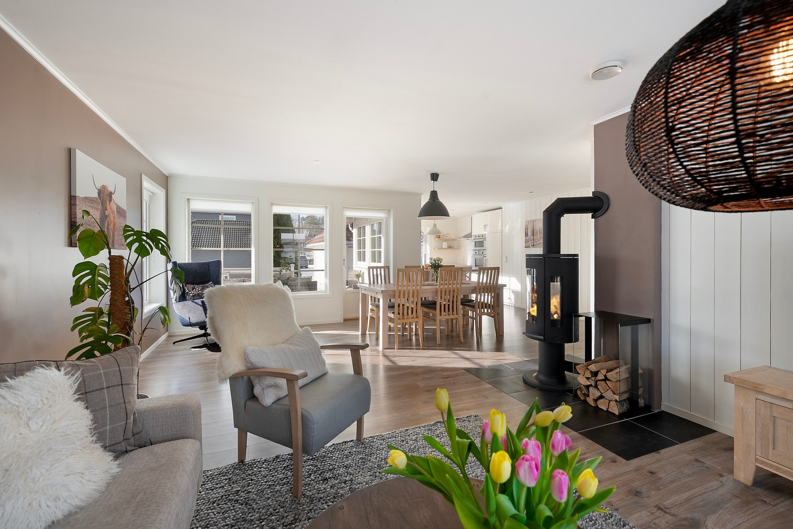 Peisovnen bidrar til en lun og jevn varme, og plasseringen i rommet gjør at den kan nytes fra både kjøkken og sofakrok Galleribilde