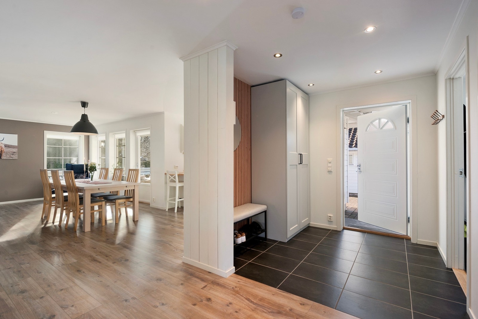 Flislagt gulv med varmekabler, oppbevaringsplass i garderobeskap og elegante downlights før du går videre inn i boligen Galleribilde