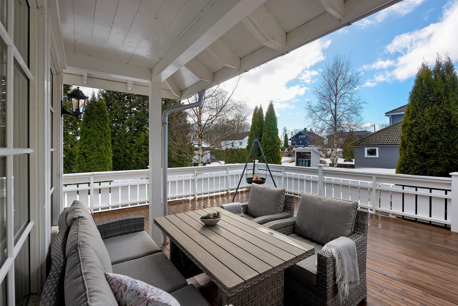 Her kan du nyte solveggen på solrike dager, eller sitte skjermet for vær og vind Galleribilde