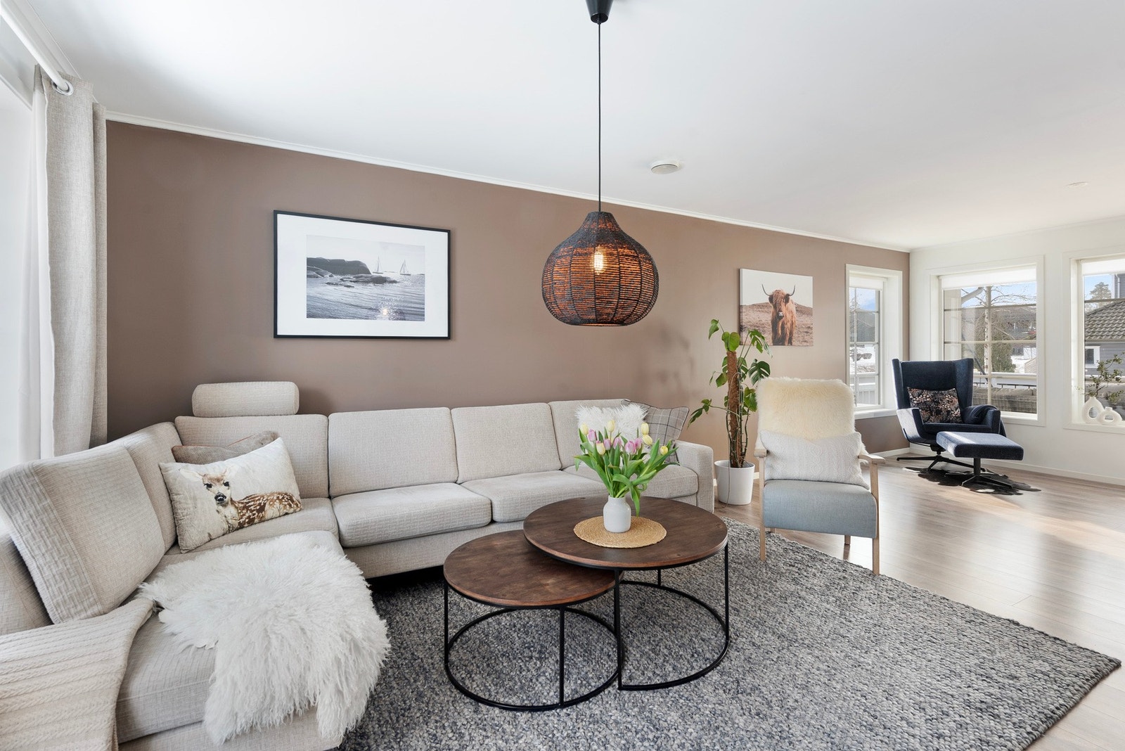 Vinkelen i rommet gir en naturlig oppdeling av soner og gjør det enkelt å møblere for både spiseplass og sofakrok Galleribilde