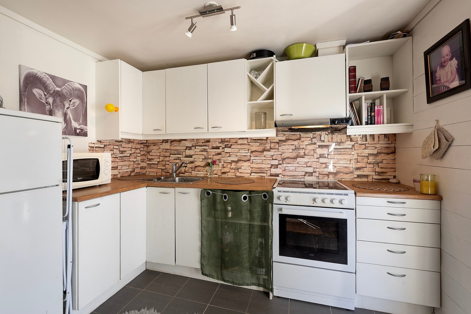 Ombyggingen inkluderer et fullverdig kjøkken..... Galleribilde