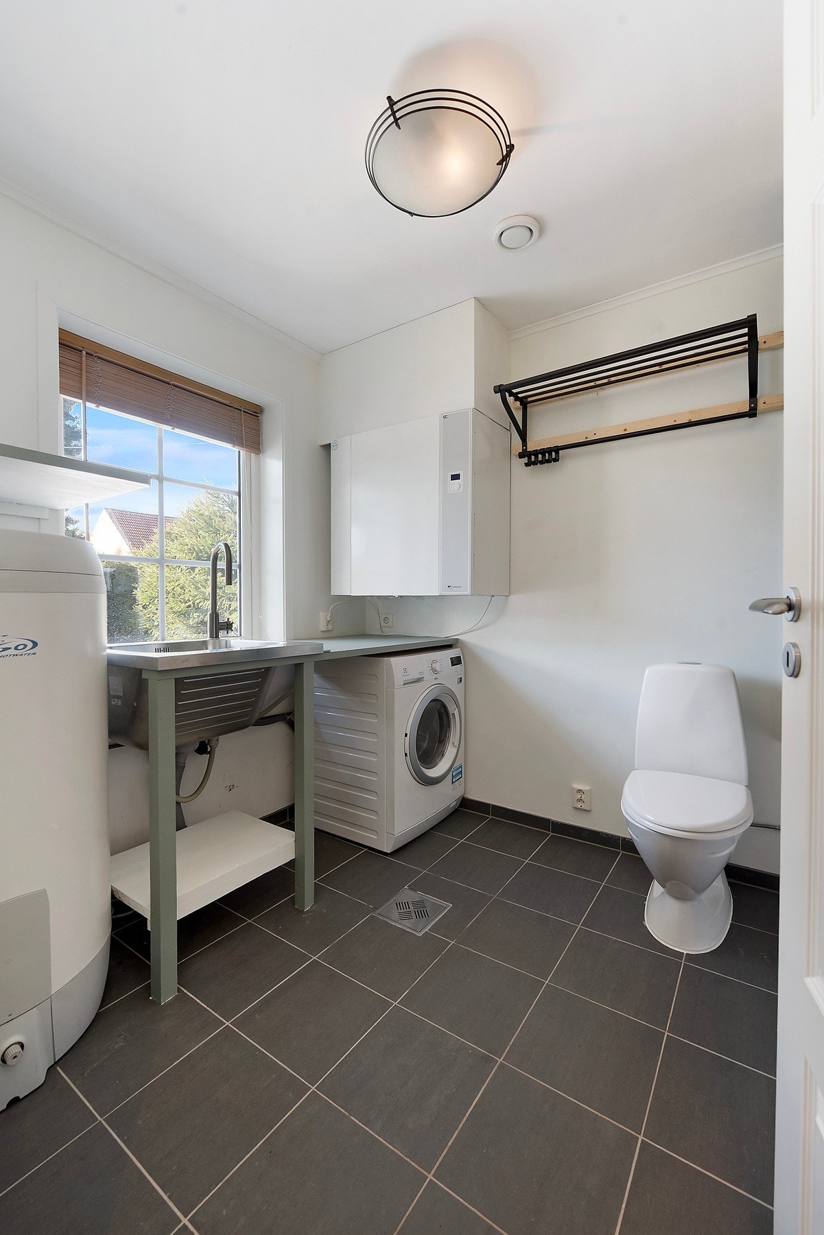 I tilknytning til entreen har du separat vaskerom med ekstra toalett Galleribilde