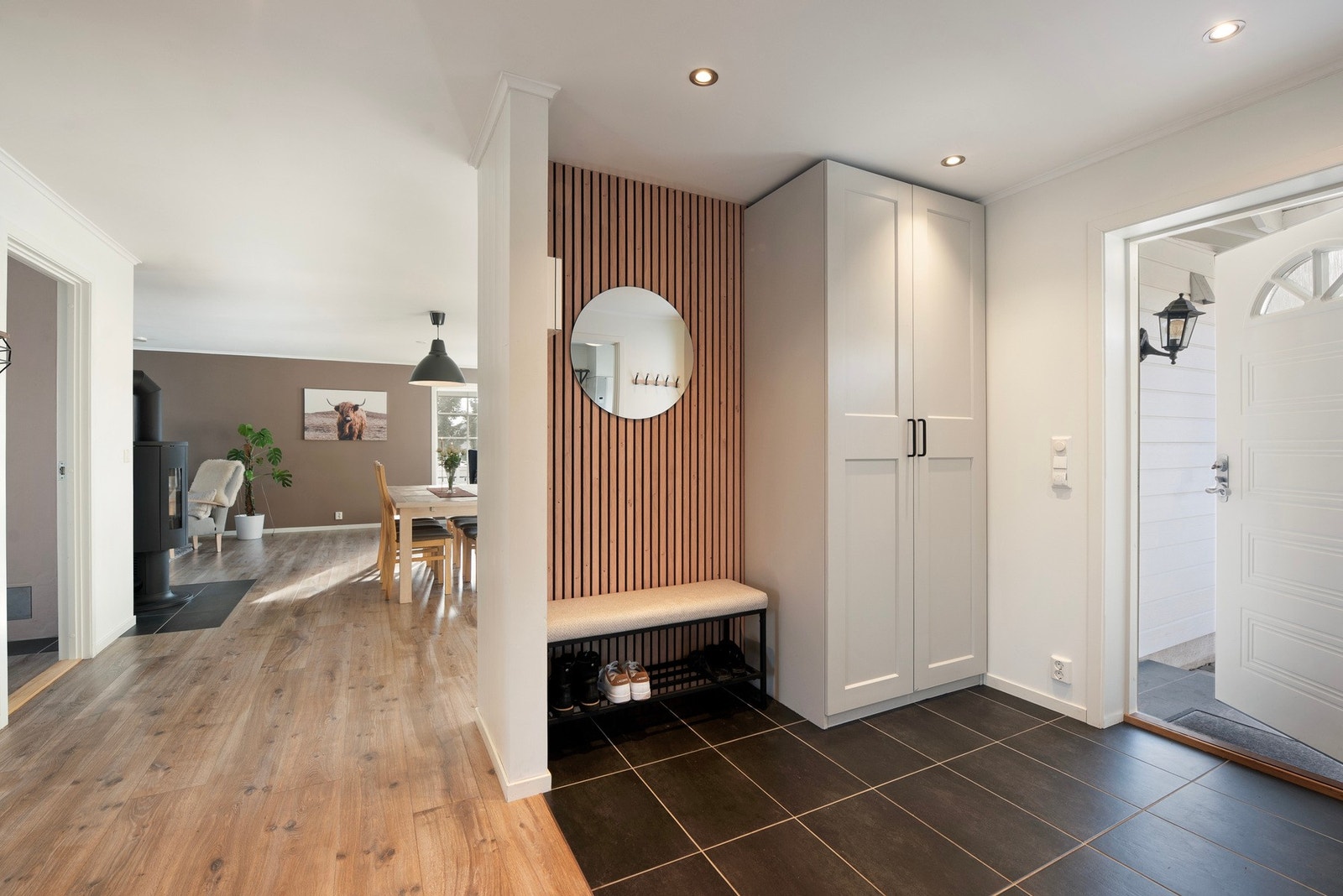 Her kommer du inn i en moderne entré som gir et godt og riktig intrykk av resten av boligen Galleribilde