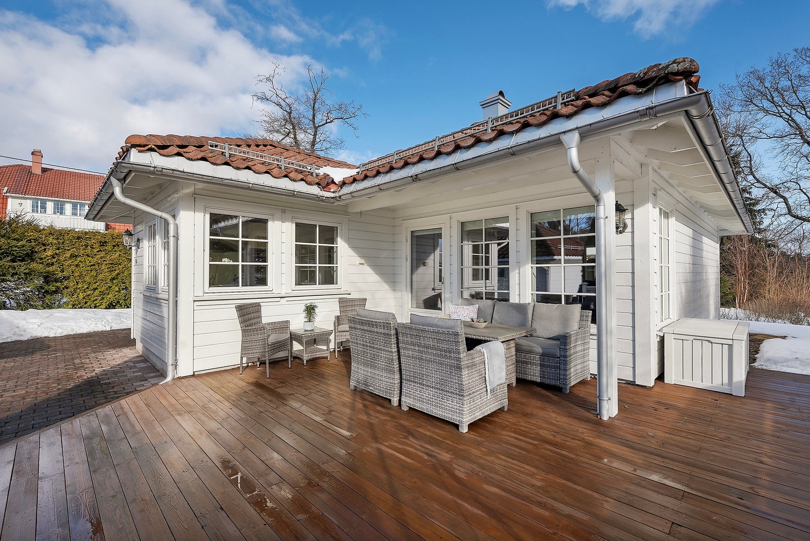 Fra innkjørsel og stue har du adkomst til delvis overbygget sydvestvendt terrasse Galleribilde