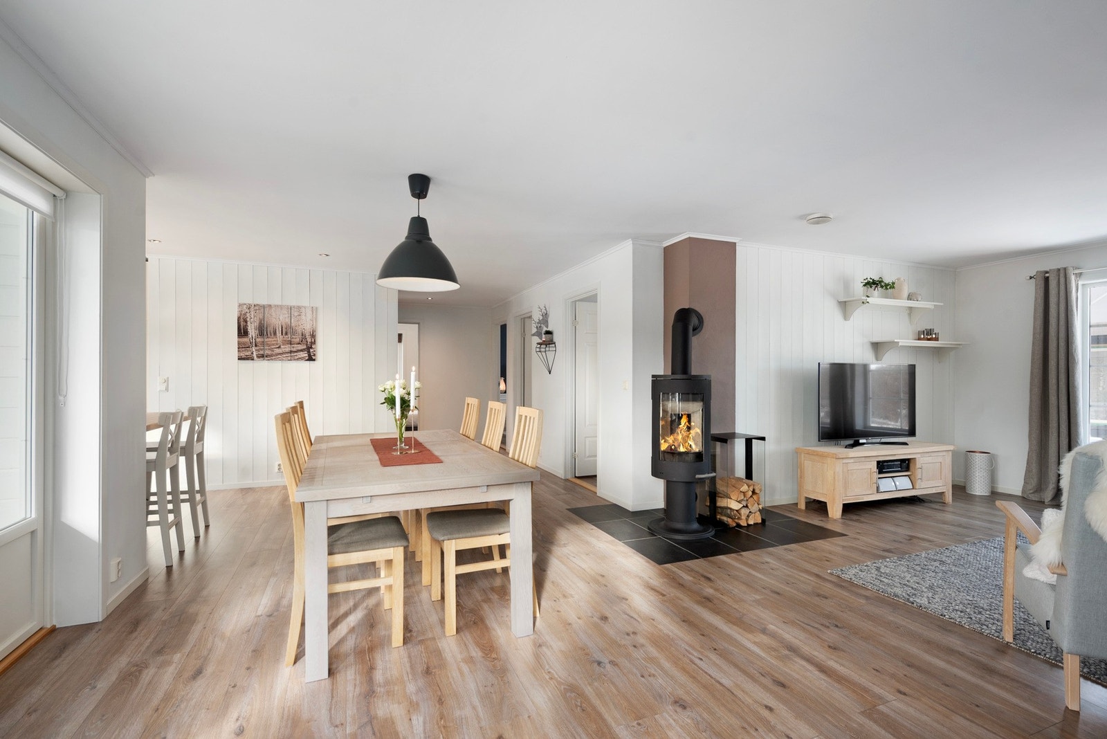 Med lyse og nøytrale overflater er det enkelt å sette sitt personlige preg på rommet og skape den stilen du ønsker Galleribilde