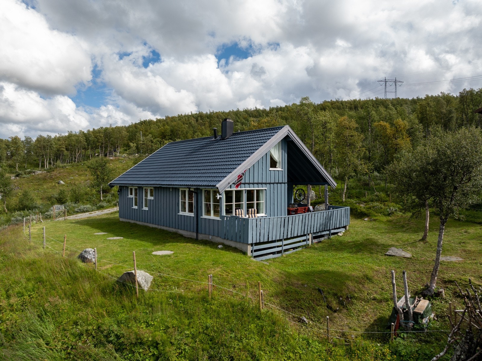 Pent opparbeidet uteområde rundt hytta Galleribilde