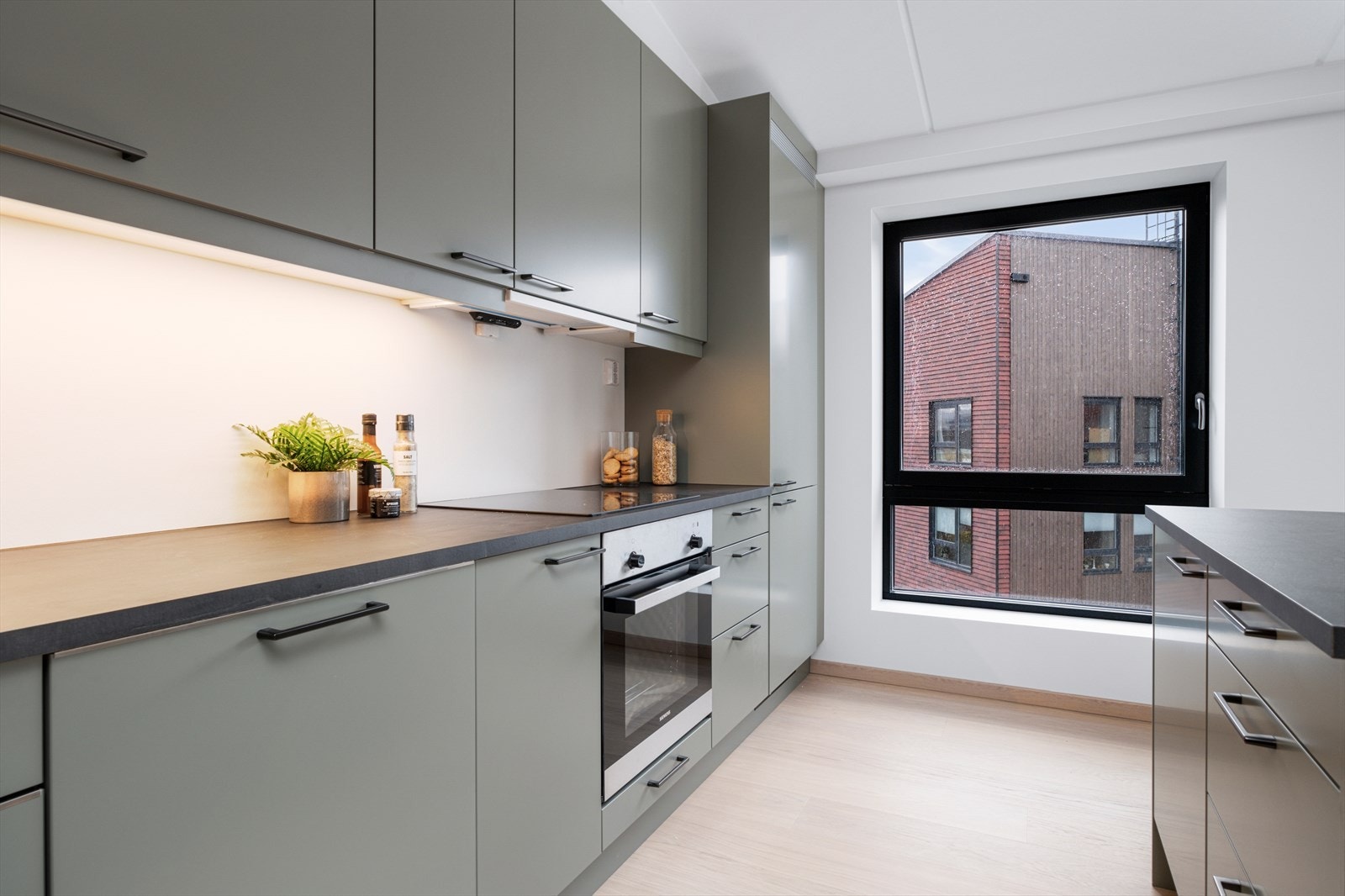 Her får du et kjøkken med kjøkkenøy som byr på rikelig skap- og benkeplass. Her får du også anledning for flere installasjoner i selve kjøkkenskroget Galleribilde