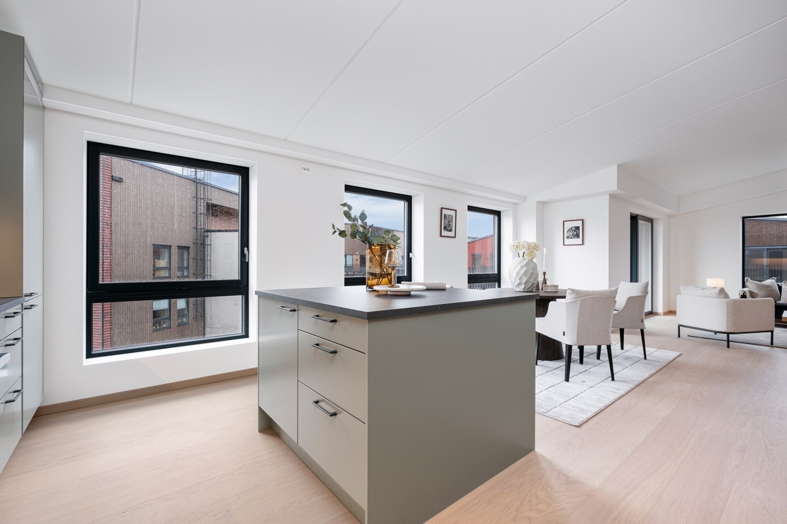 Det er balansert ventilasjon og oppvarming via fjernvarme Galleribilde