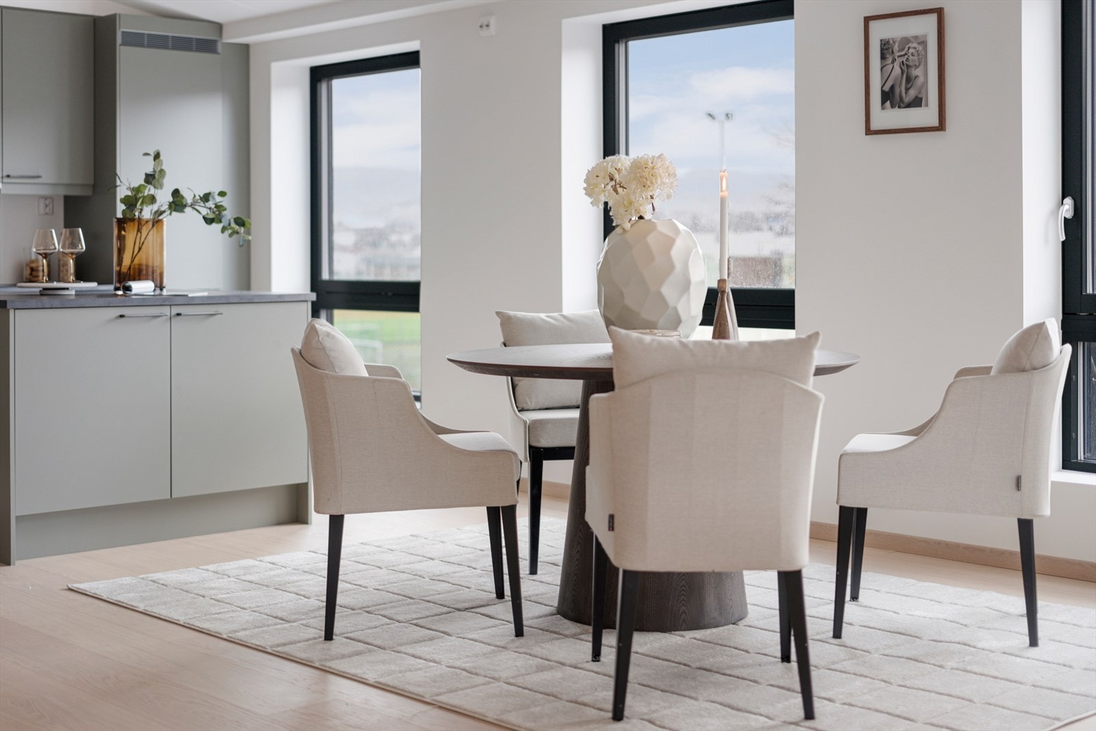 Fra leiligheten har du utsikt mot Lade idrettsanlegg om området rundt Galleribilde