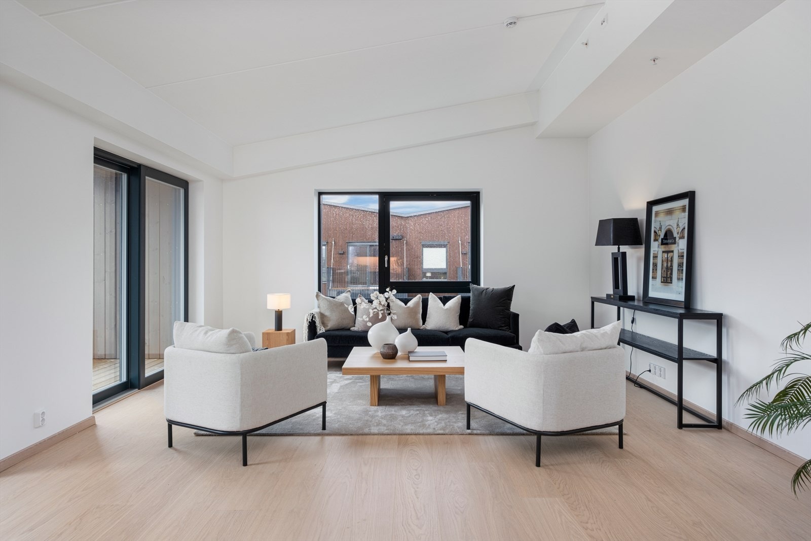 En påkostet og innbydende leilighet med estetiske material- og fargevalg Galleribilde