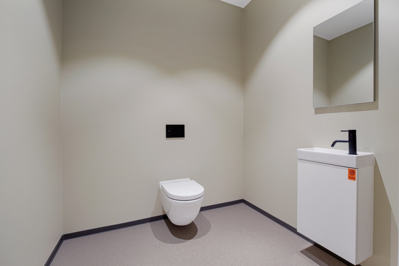 Toalettet er på 3,7m² og ligger i tilknytning til entre. Det er innredet med servant med Tappwell servantbatteri i matt sort, veggmontert wc og speil på vegg over servant Galleribilde