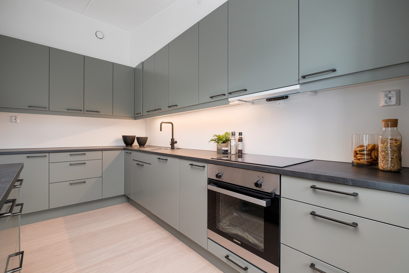 Kjøkkenet er levert av Sigdal i modellen Uno Furu med benkeplate i fargen kull Galleribilde