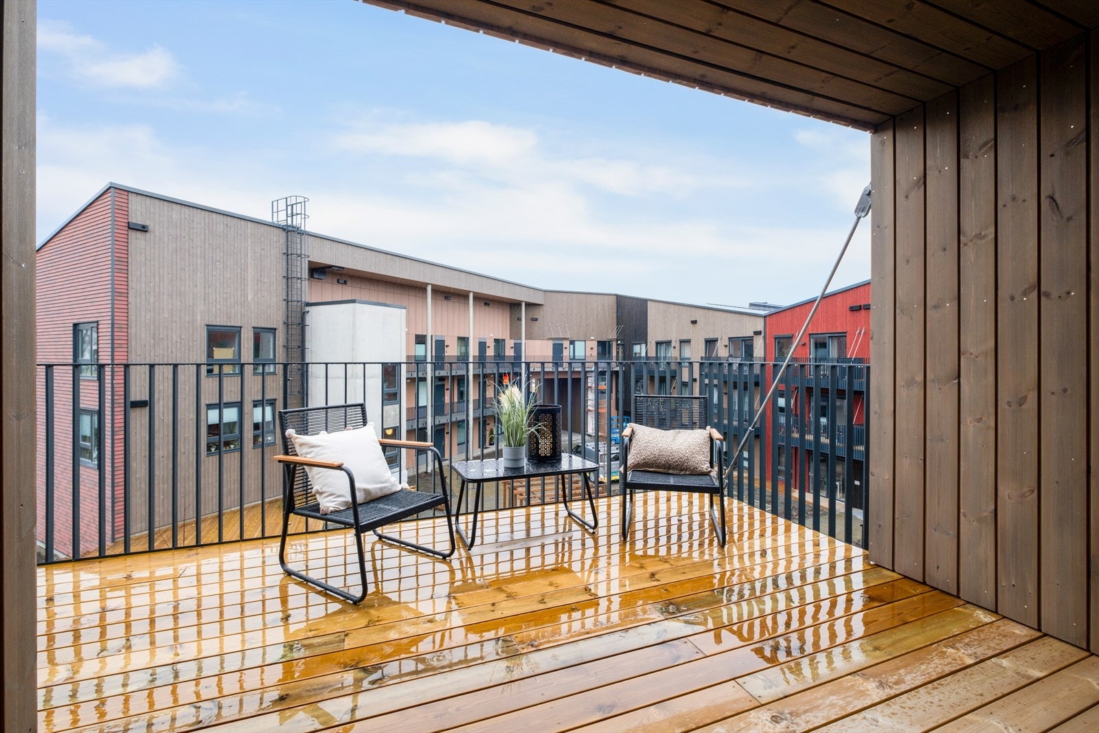 Balkongen med direkte utgang fra stuen er sørvest-vendt med fine solforhold og på gode 13m² Galleribilde