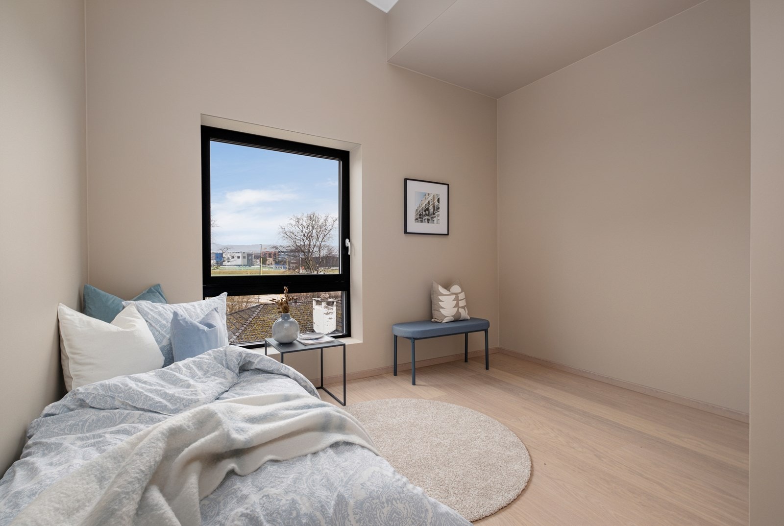 Rommet har en smart planløsning med muligheter for praktiske garderobeløsninger Galleribilde