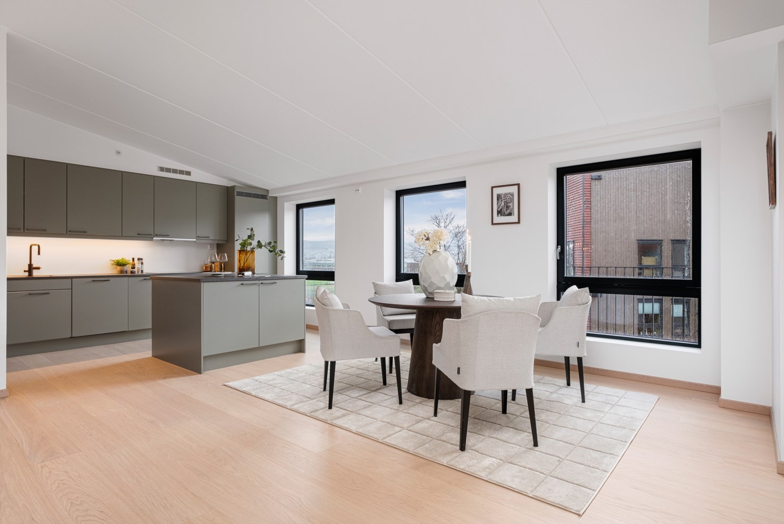 Leiligheten har gjennomgående flotte og rause vindusflater som gir rikelig med naturlig lysinnslipp Galleribilde