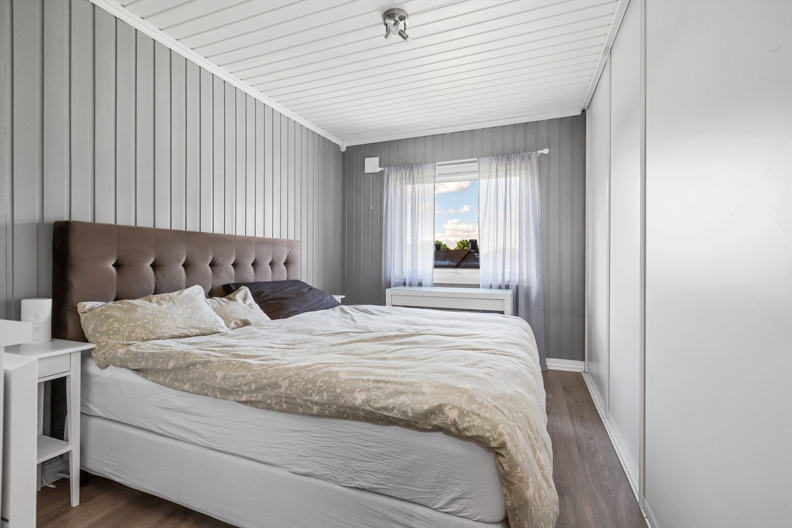 Soverom med skyvedørs garderobe Galleribilde