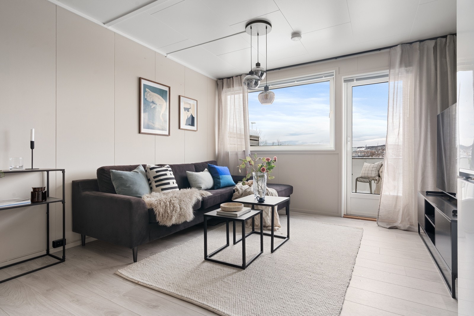 Fin og romslig 2-roms over to plan med utsikt, solrik terrasse og fast parkering! L