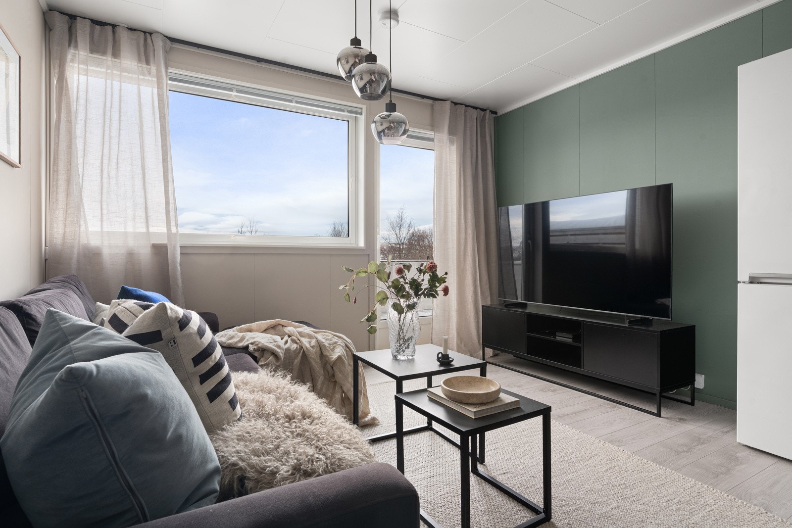 Stue med en god utforming, som gjør det enkelt å møblere. Kommunale avgifter, TV og internett er inkludert i felleskostnadene!