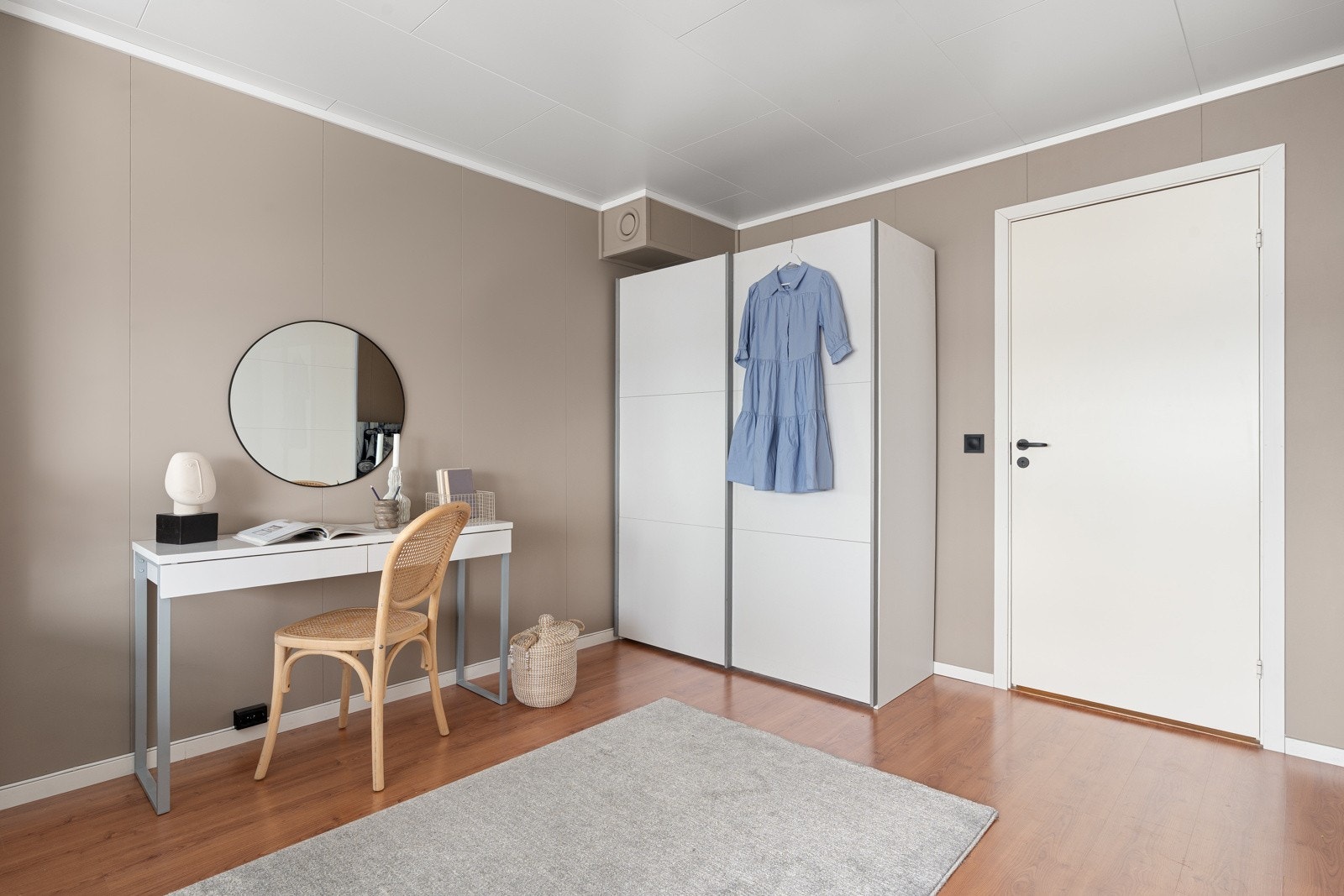 Soverommet har to skyvedørsgarderober som sørger for ekstra god oppbevaringsplass.