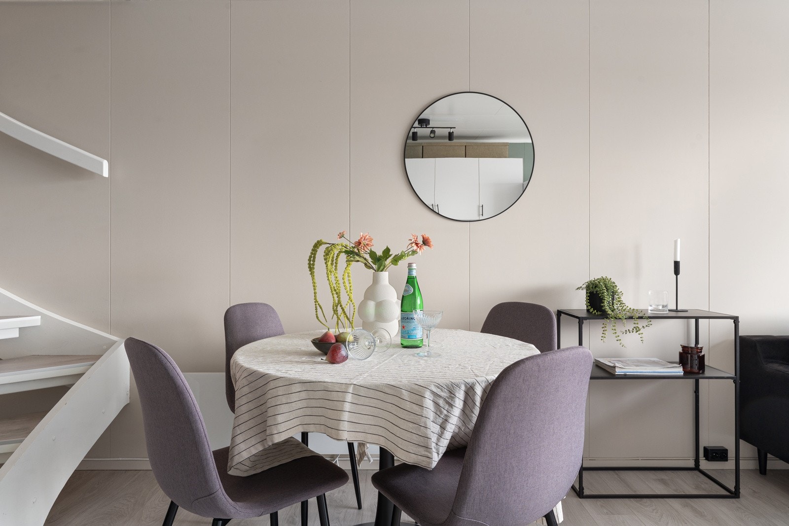 Spiseplassen har sin naturlige plassering like ved kjøkkenet